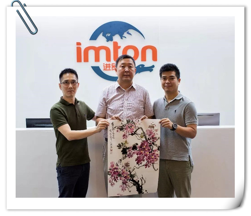 1534816583656477.jpg 進(jìn)貿(mào)通周末|著名國(guó)畫(huà)大師蒞臨進(jìn)貿(mào)通贈(zèng)《映日荷花》《紫氣東來(lái)》